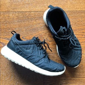 Nike Roshe Run Sneakers